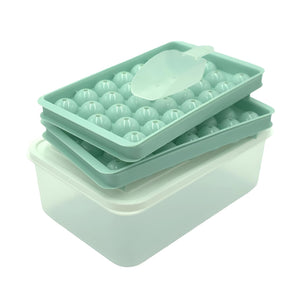 Grüne Eiswürfelform auf transparenter Plastikbox und Plastikscoop