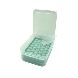 Grüne Eiswürfelform mit transparenter Plastikbox und Plastikscoop