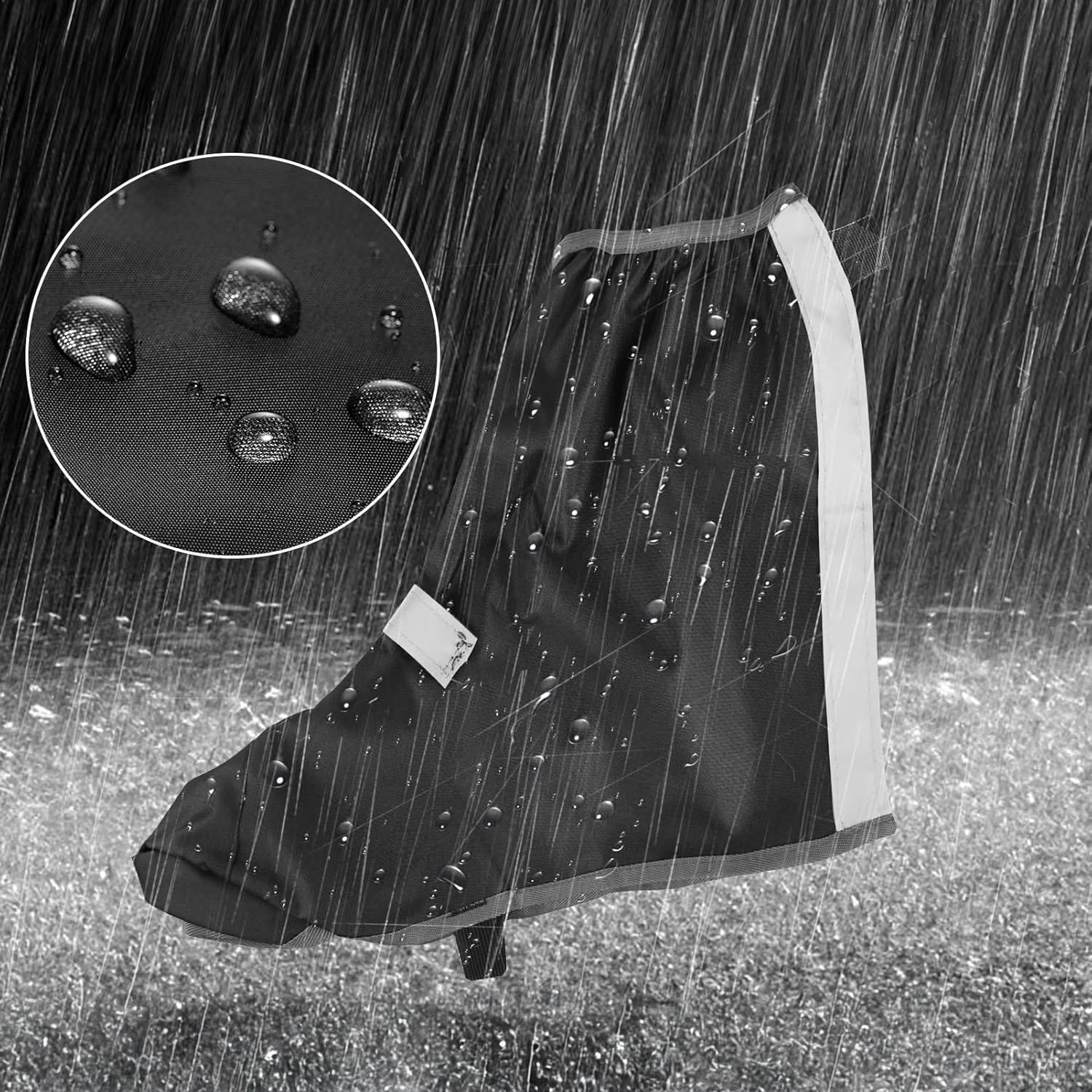 Schwarzer Plastikschuhüberzug in einem Beispiel im Regen
