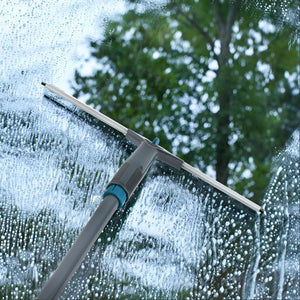 Fensterreinigungs-Set mit Gummiabzieher in einem Anwendungsbeispiel