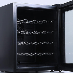 Schwarzer, leerer Weinkühlschrank für 20 Flaschen mit transparenter, geöffneter Tür
