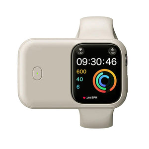 Beige Powerbank für Apple Watch an einer Apple Watch von oben