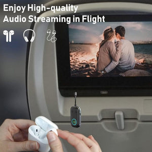 Schwarzer Bluetooth Adapter in einem Anwendungsbeispiel mit Fernseher im Flugzeug
