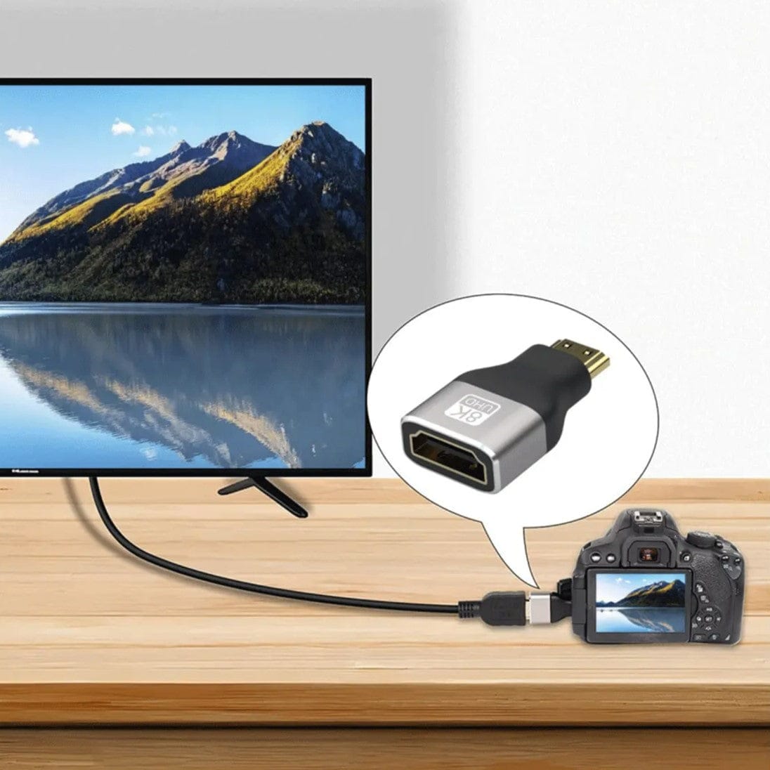 Schwarz-silberner Mini HDMI zu HDMI Adapter in einem Anwendungsbeispiel