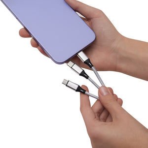 Weisses Ladekabel mit USB-, Lightning- und Micro-USB-Anschlüssen in einem Anwendungsbeispiel