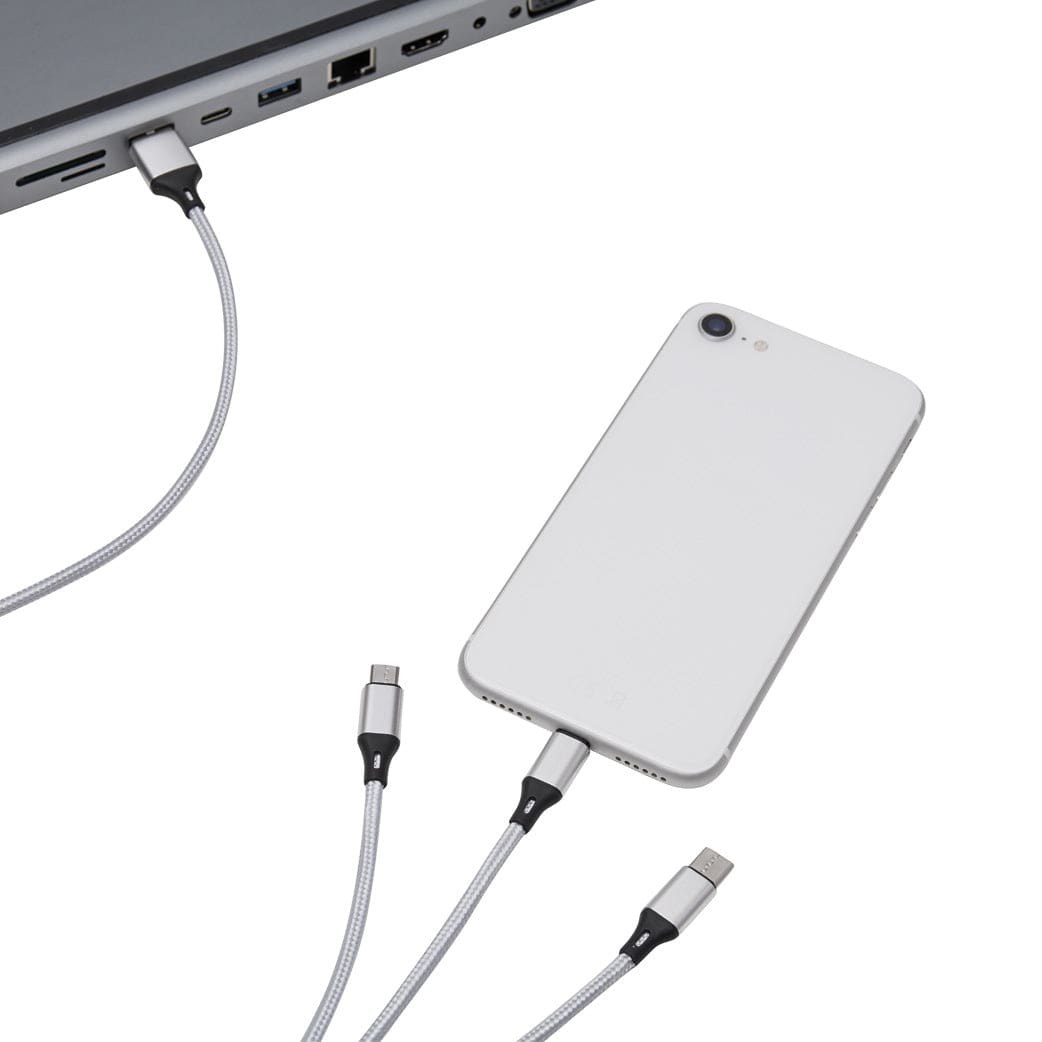 Weisses Ladekabel mit USB-, Lightning- und Micro-USB-Anschlüssen in einem Anwendungsbeispiel an einem Smartphone