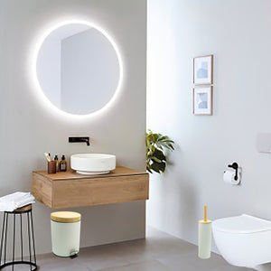 Weisses Badezimmer-Set bestehend aus Mülleimer und Klobürste mit hölzernen Details in Aufstellungsbeispiel