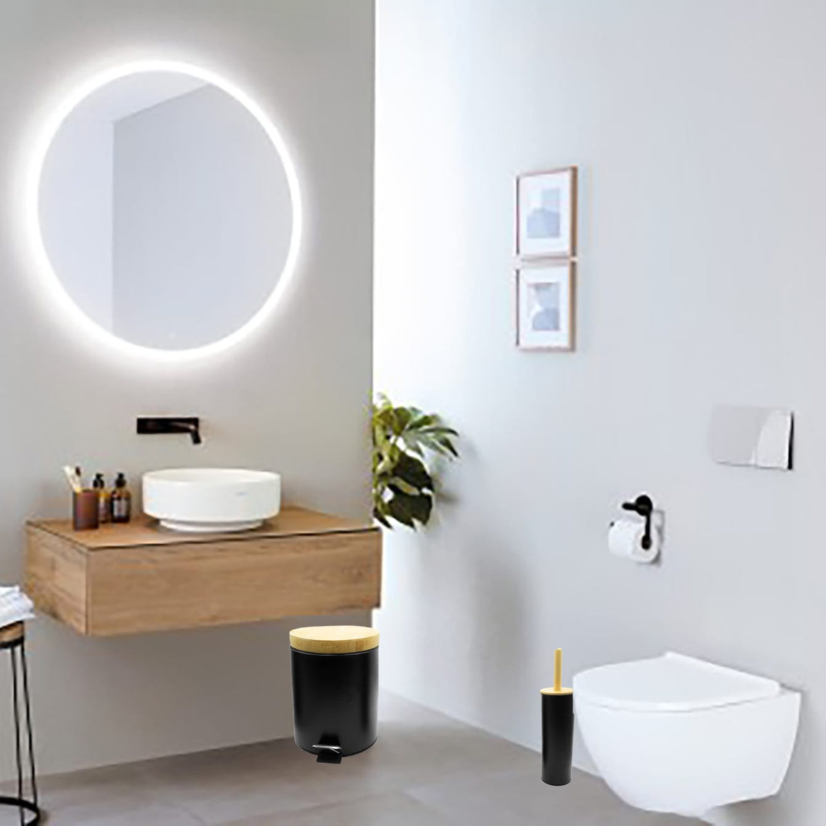 Schwarzes Badezimmer-Set bestehend aus Mülleimer und Klobürste mit hölzernen Details in Aufstellungsbeispiel