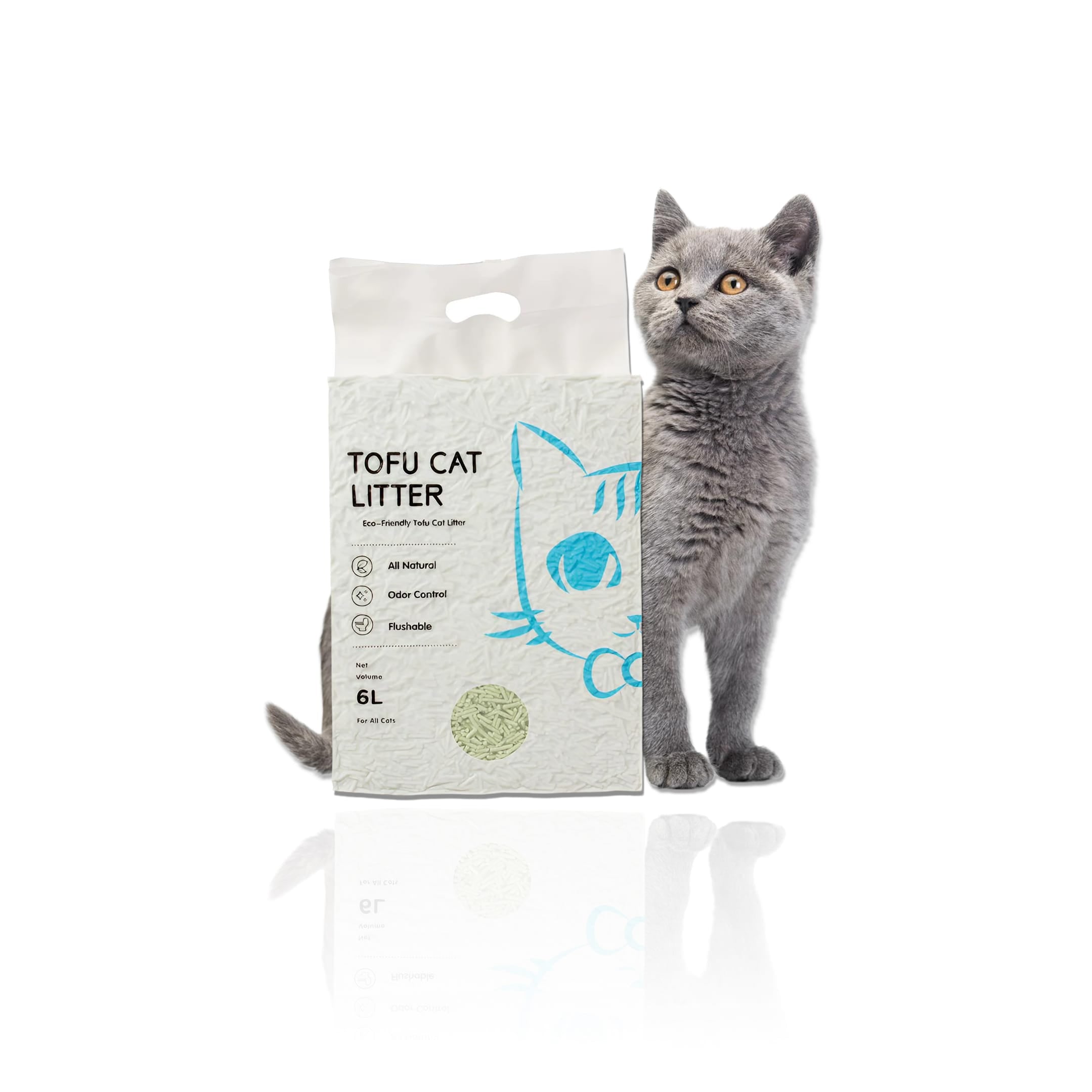 Tofu Katzenstreu-Sack mit grauer Katze im Hintergrund