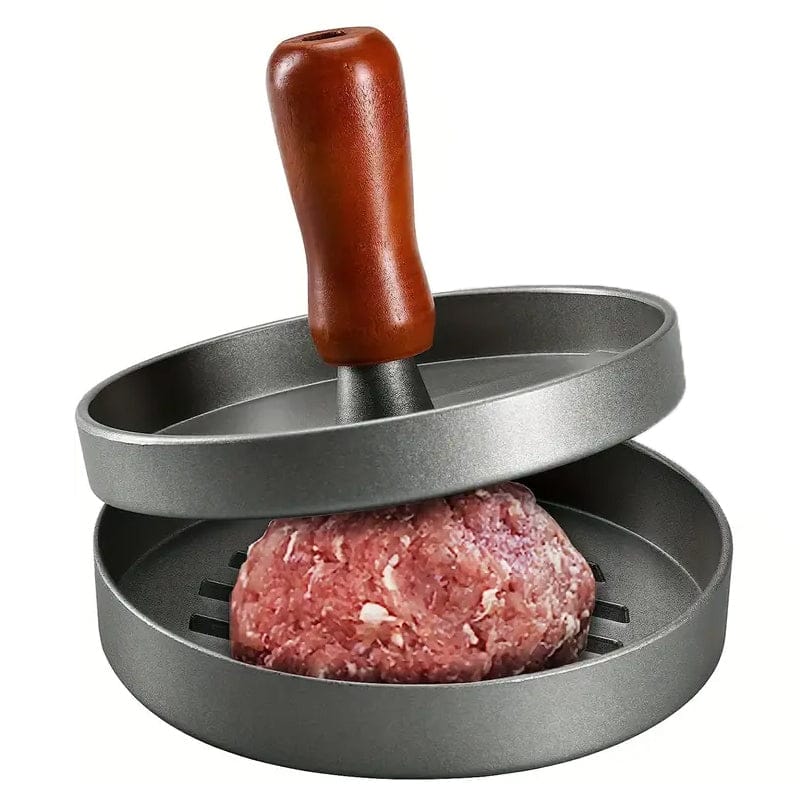 Silberne Hamburgerpresse mit Holzgriff und Hackfleisch darin