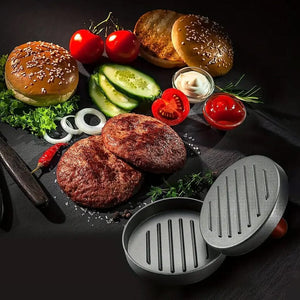 Silberne Hamburgerpresse mit Holzgriff und Ergebnisbeispiel nach Nutzung