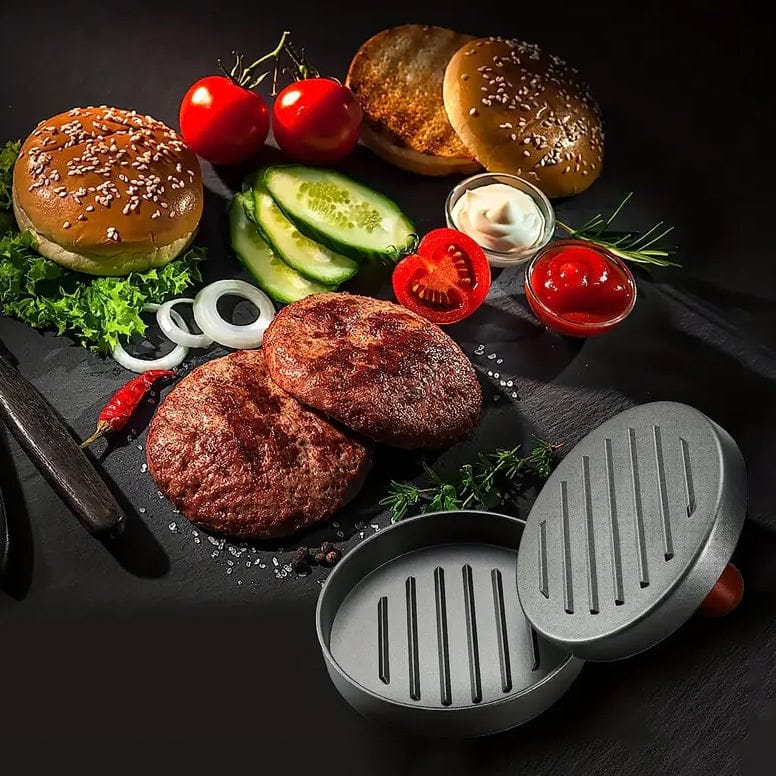 Silberne Hamburgerpresse mit Holzgriff und Ergebnisbeispiel nach Nutzung