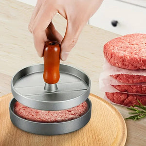 Silberne Hamburgerpresse mit Holzgriff und Anwendungsbeispiel