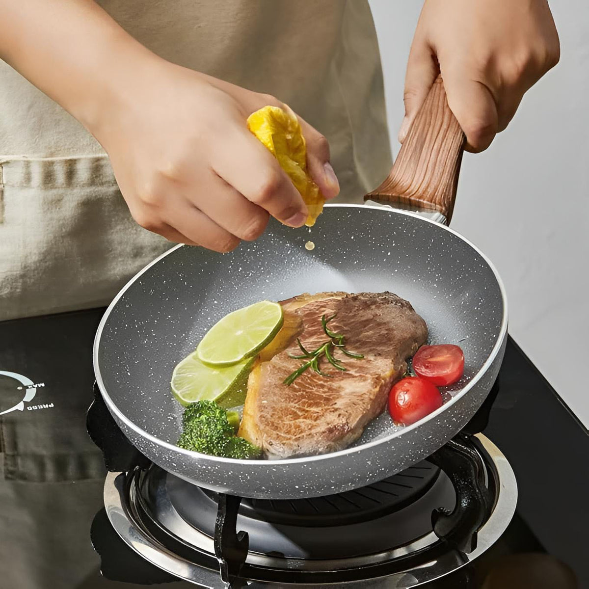 Aluminium Bratpfanne mit Marmordesign und Holzgriff in einem Anwendungsbeispiel
