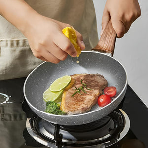 Aluminium Bratpfanne mit Marmordesign und Holzgriff in einem Anwendungsbeispiel