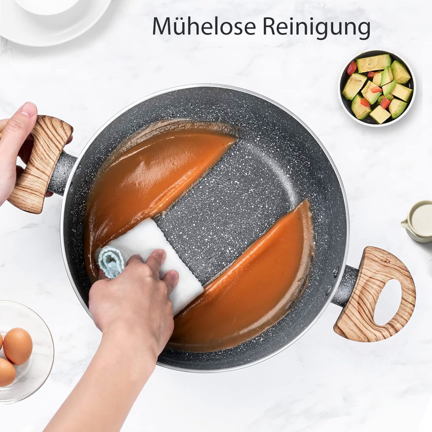 Aluminium Bratpfanne mit Marmordesign und Holzgriff in einem Reinigungsbeispiel