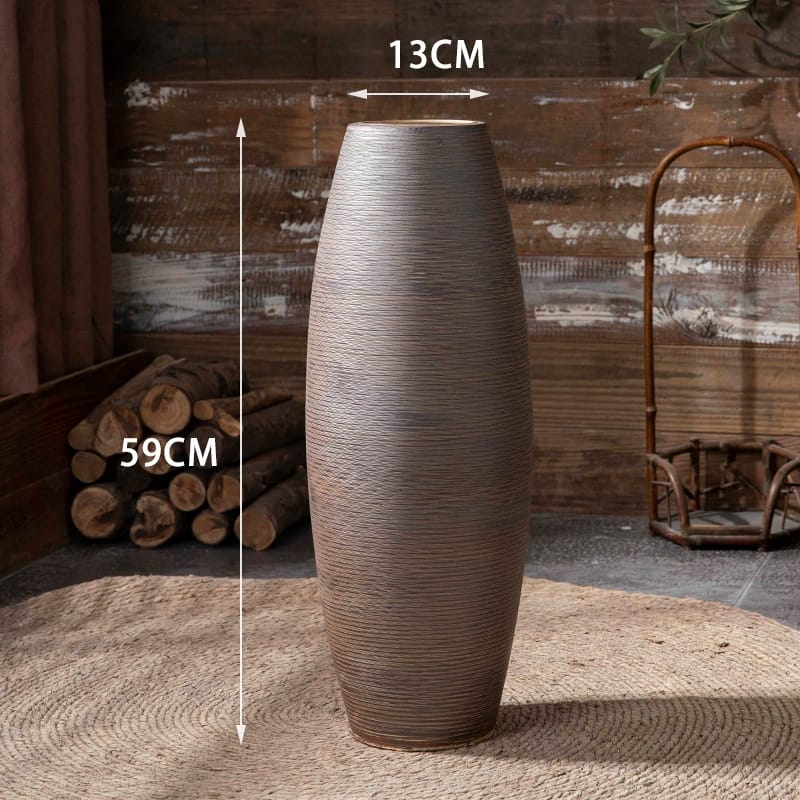 Braune Bodenvase mit Streifenmuster mit den Massen