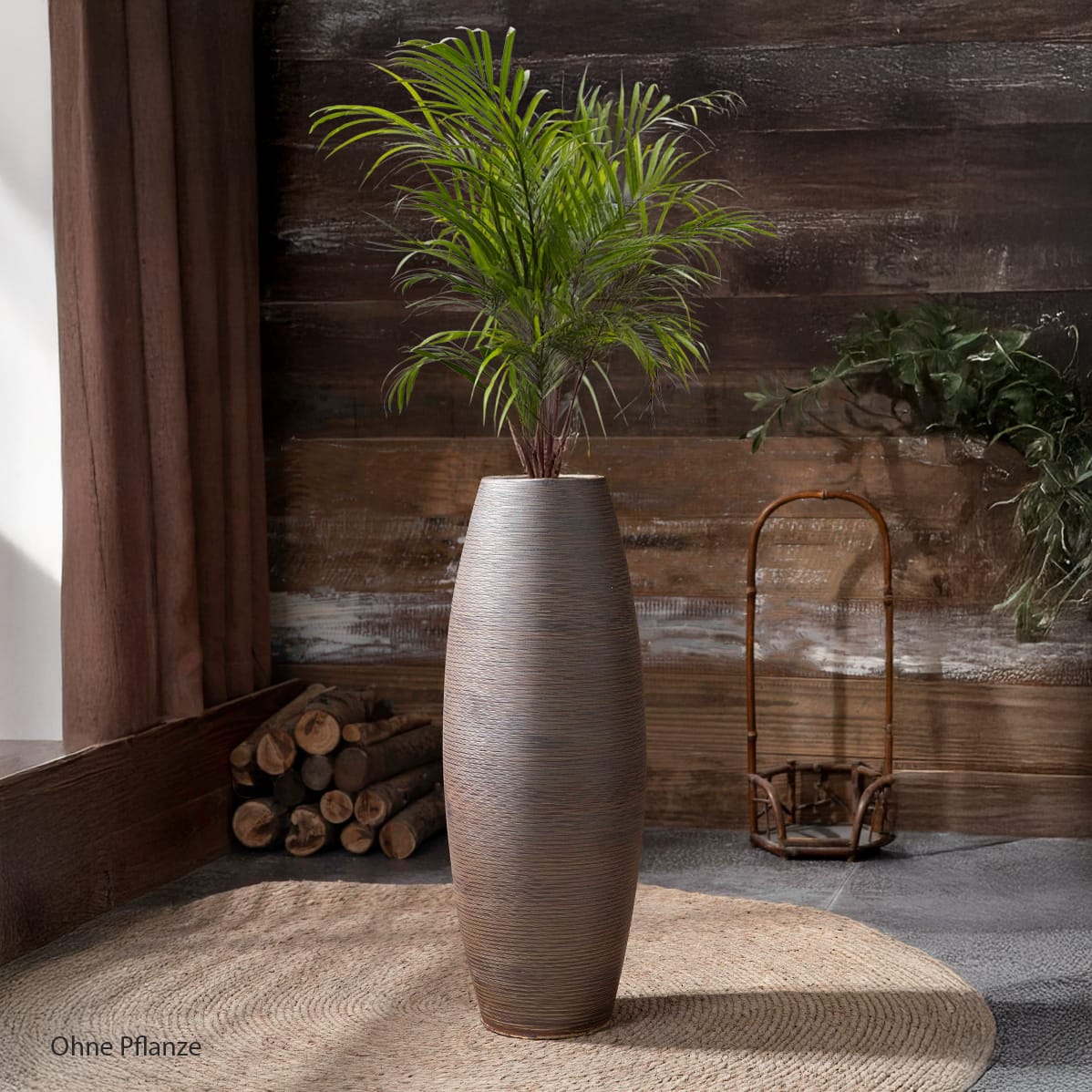 Braune Bodenvase mit Streifenmuster in einem Anwendungsbeispiel mit Holz-Hintergrund