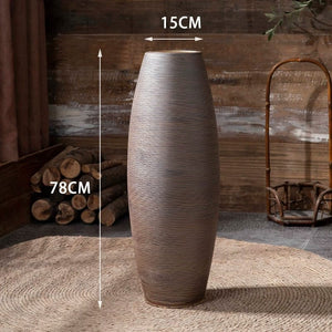 Braune Bodenvase mit Streifenmuster mit den Massen