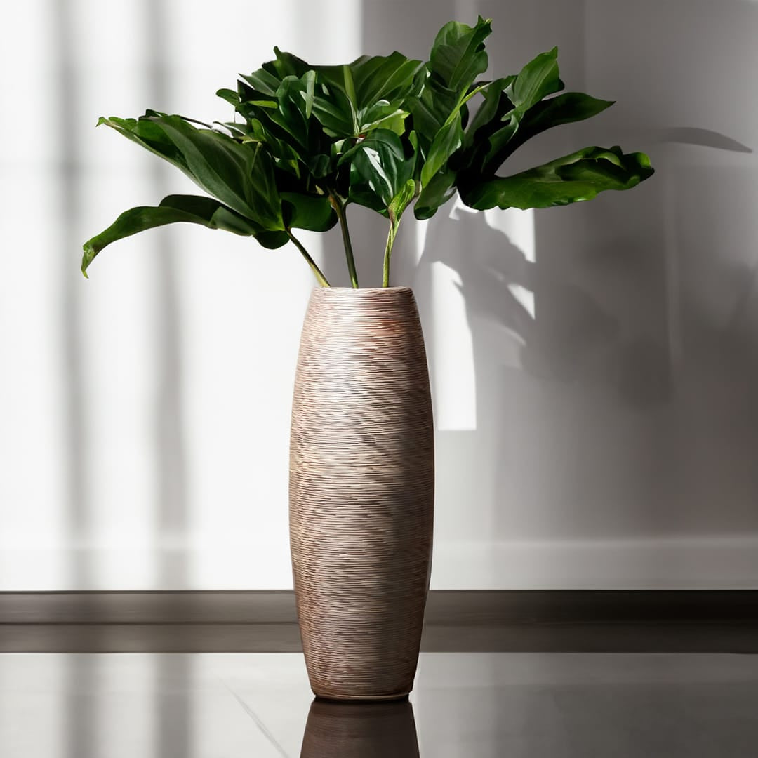 Braune Bodenvase mit Streifenmuster in einem Anwendungsbeispiel mit weissem Hintergrund