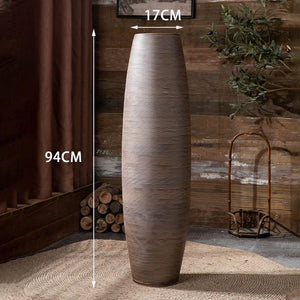 Braune Bodenvase mit Streifenmuster mit den Massen