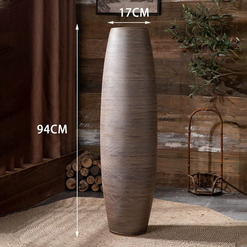 Braune Bodenvase mit Streifenmuster mit den Massen