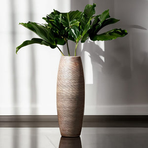 Braune Bodenvase mit Streifenmuster in einem Anwendungsbeispiel mit weissem  Hintergrund