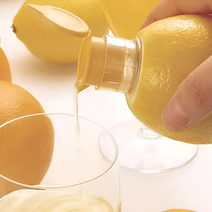 Transparente Zitronenentsafte mit gelben Deckel und zweitem Anwendungsbeispiel