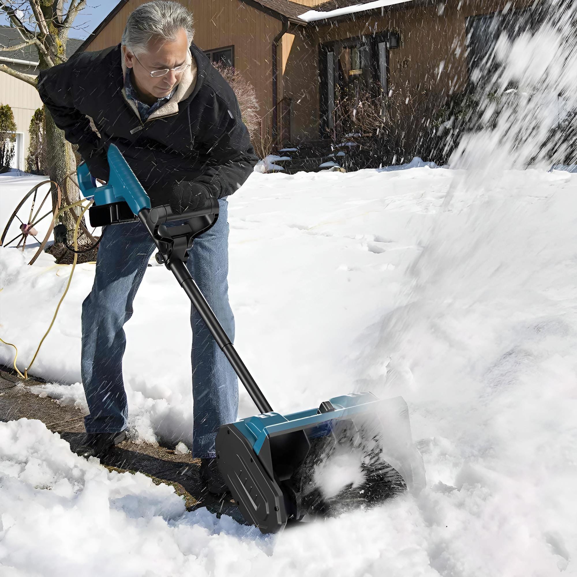 Schwarz-blaue, elektrische Schneefräse in einem anderen Anwendungsbeispiel