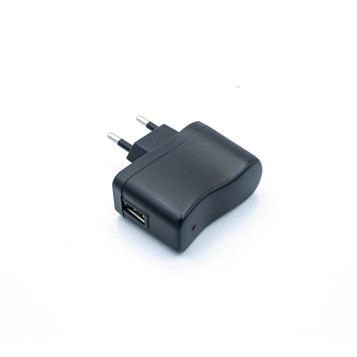 Schwarzer Steckdosenadapter mit USB-A Anschluss