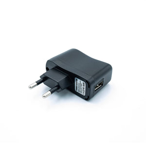Schwarzer Steckdosenadapter mit USB-A Anschluss von anderer Perspektive