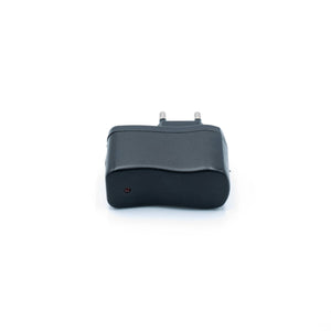 Schwarzer Steckdosenadapter mit USB-A Anschluss von hinten