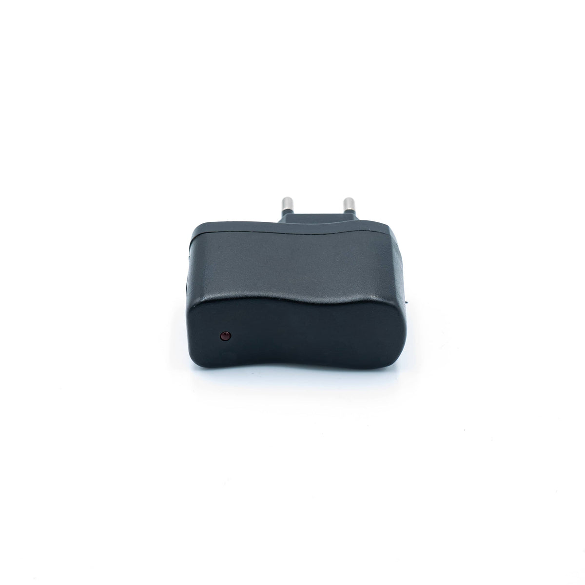 Schwarzer Steckdosenadapter mit USB-A Anschluss von hinten
