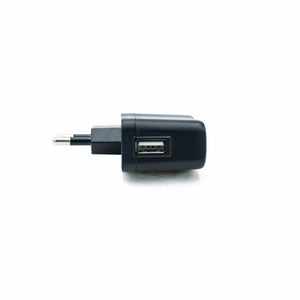 Schwarzer Steckdosenadapter mit USB-A Anschluss von unten