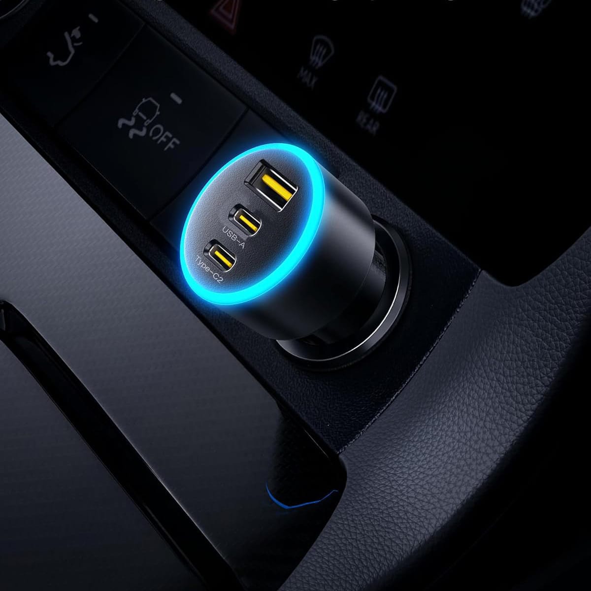 Auto Steckdosenadapter angeschlossen im Auto mit zwei USB-C und einem USB-A Anschluss
