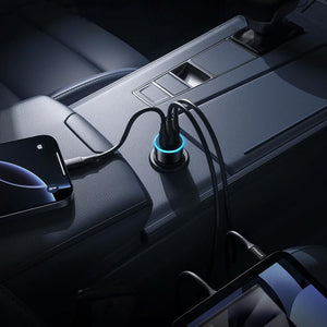 Auto Steckdosenadapter mit zwei USB-C und einem USB-A Anschluss in einem Anwendungsbeispiel