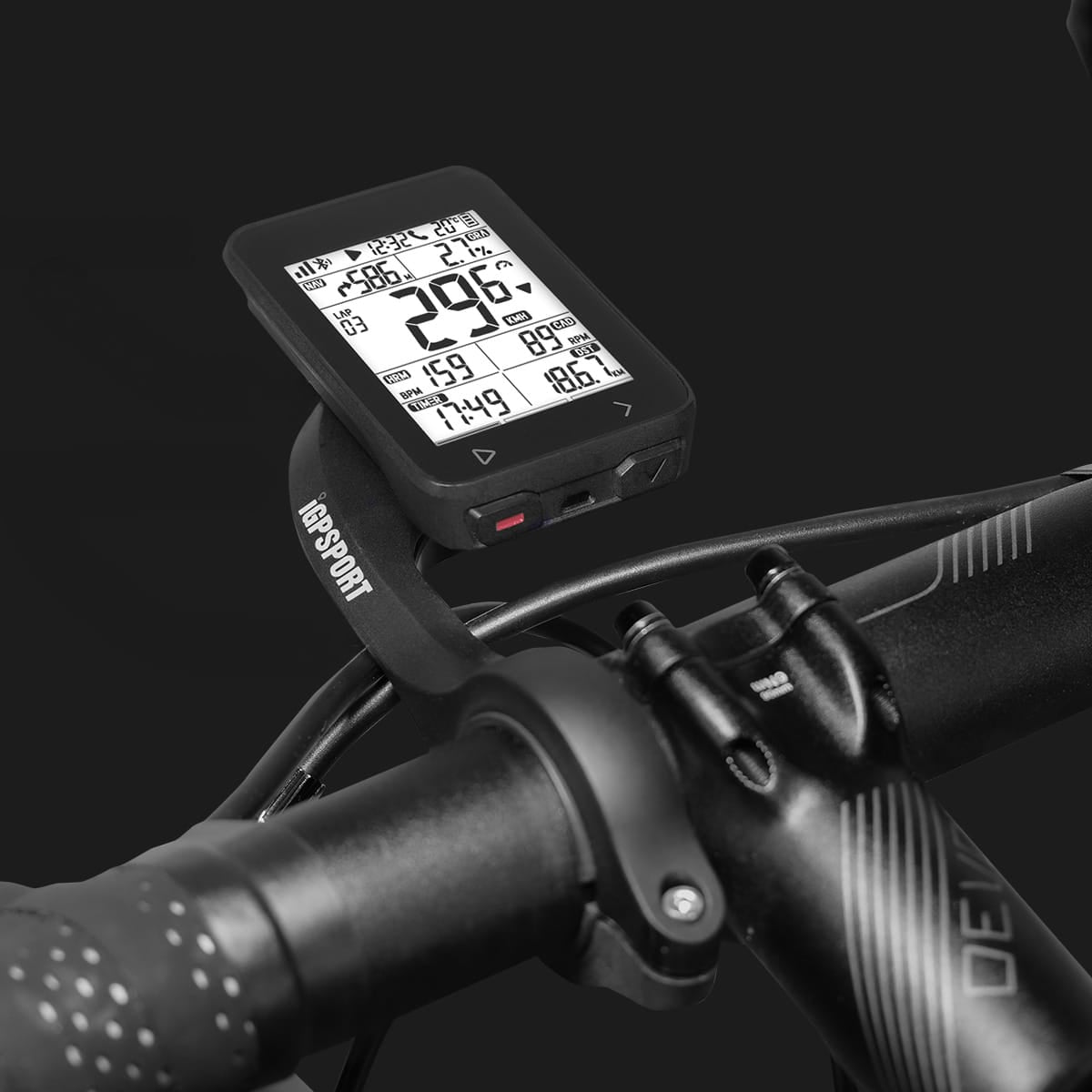 Schwarzes Fahrradcomputer mit Digital Bildschirm in einem Anwendungsbeispiel an einem Fahrradlenker mit schwarzem Hintergrund