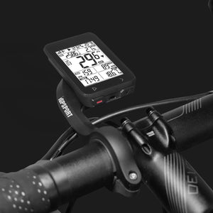 Schwarzes Fahrradcomputer mit Digital Bildschirm in einem Anwendungsbeispiel an einem Fahrradlenker mit schwarzem Hintergrund