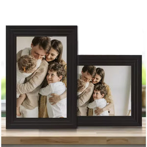 Schwarzer digitaler Bilderrahmen mit Fotobeispiel im Quer- und Hochformat