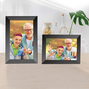 Schwarzer digitaler Bilderrahmen mit Fotobeispiel im Quer- und Hochformat