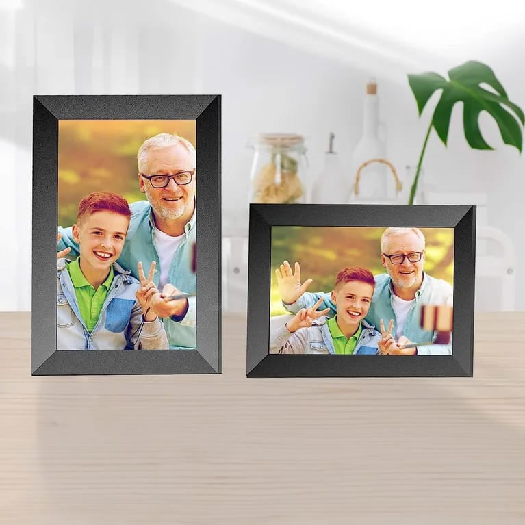Schwarzer digitaler Bilderrahmen mit Fotobeispiel im Quer- und Hochformat