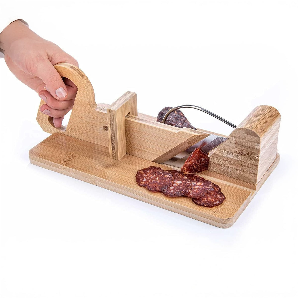 Wurst Hobel aus Holz mit angewinkelter Klinge in einem Anwendungsbeispiel mit Wurst