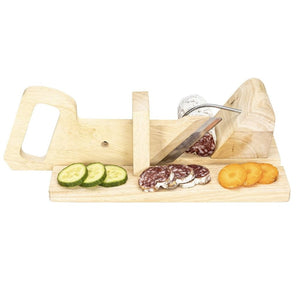 Wurst Hobel aus Holz mit angewinkelter Klinge in einem Anwendungsbeispiel mit Wurst, Karotte und Gurke