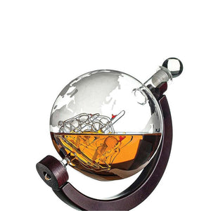 Flasche in Form eines Globus mit Getränk und Eiswürfeln