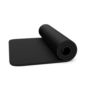 Schwarze, eingerollte Fitnessmatte von der Seite