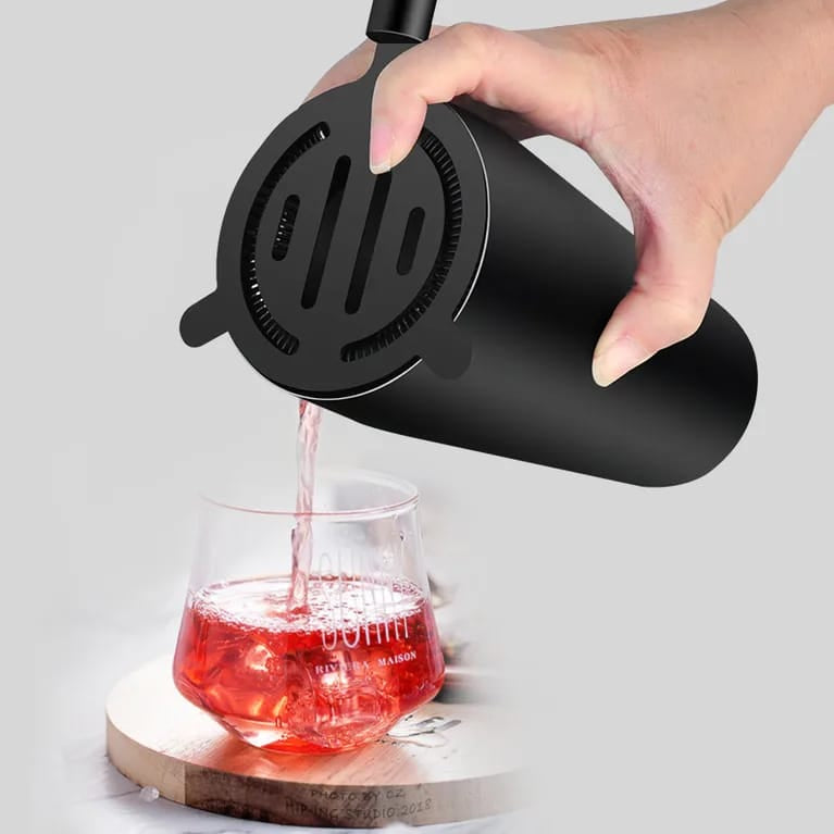 Schwarzes Cocktail Shaker-Set in einem Einschenke-Beispiel