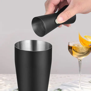 Schwarzes Cocktail Shaker-Set in einem Mischungs-Beispiel