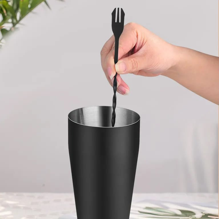 Schwarzes Cocktail Shaker-Set in einem Mix-Beispiel