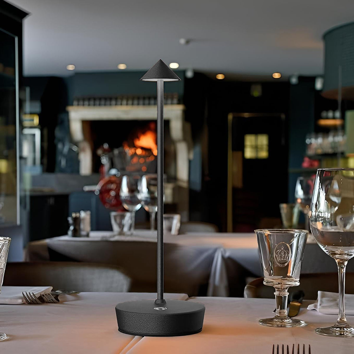 Schwarze LED-Tischlampe in einem Anwendungsbeispiel in einem Restaurant