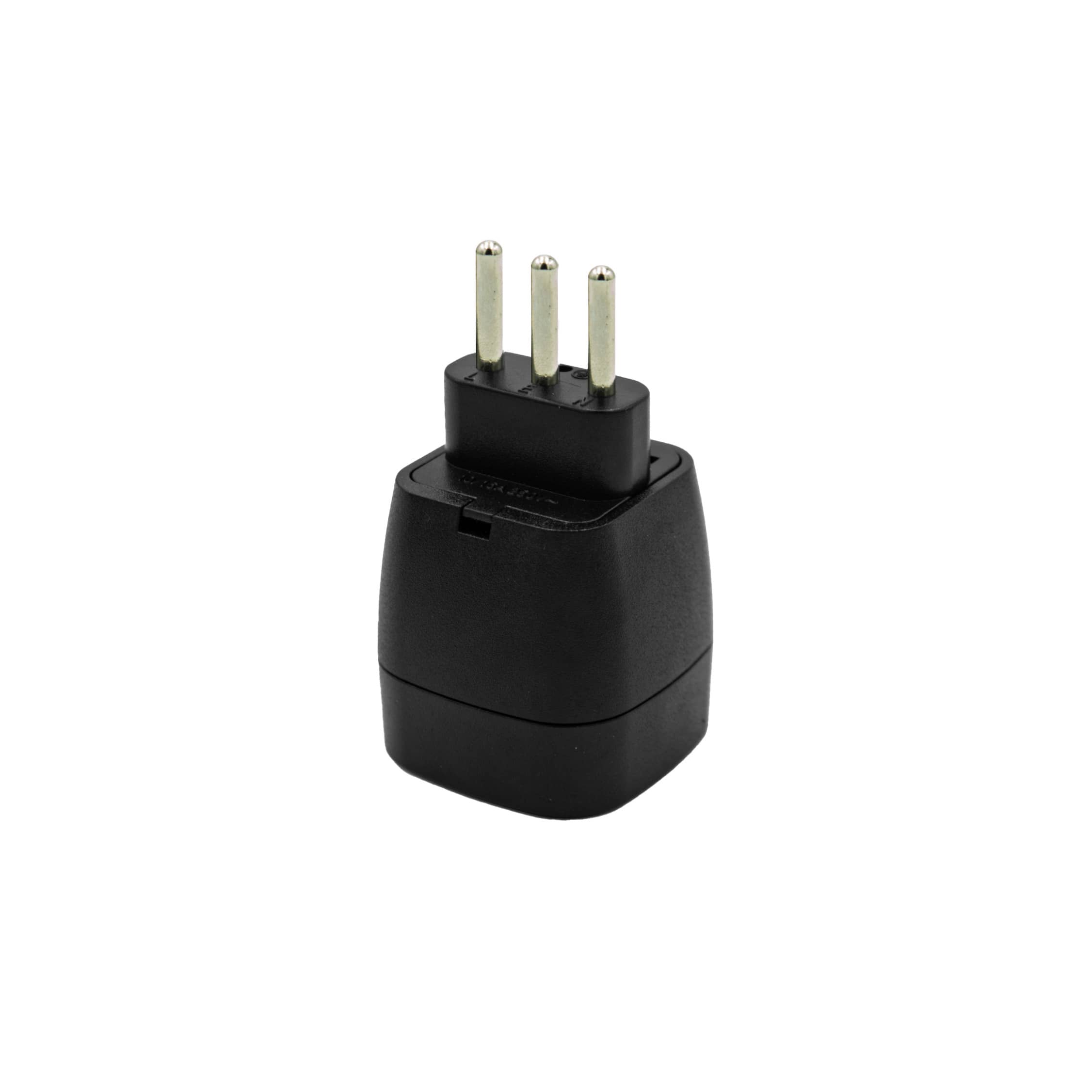 Schwarzer, aufgestellter Steckdosen Adapter CH zu IT